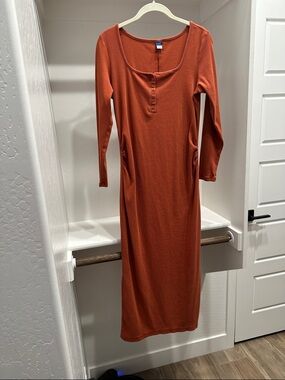 Old Navy Maternity Long Sleeve Scoop Neck Midi Dress in Rust